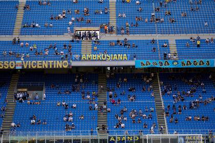 Hinchas mantienen distancia social durante el partido de la Serie A entre Milan y Genoa