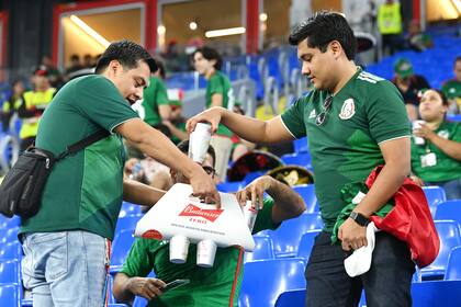 Hinchas mexicanos en el Estadio 974, esperando el partido entre México y Polonia