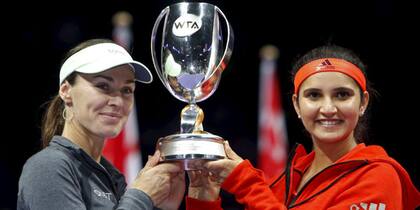 Hingis y Mirza, con el trofeo