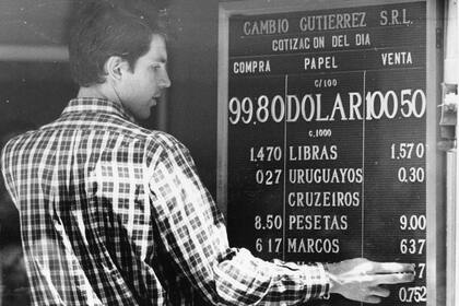 En marzo de 1990 tuvo lugar la última hiperinflación en la Argentina; el aumento de precios llegó a ser de 95,5% mensual, y en febrero el dólar había subido 207,4%.