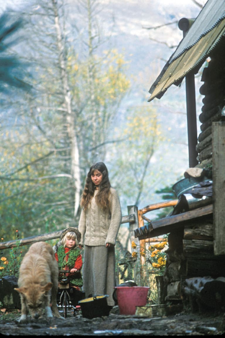 Jillian Webb y su hija Surya Chiappe en la chacra El Nagual en Epuyén, en 1976 (Foto: Lucas Chiappe). Surya y su hija Alaia Giovinazzi Chiappe, en la chacra El Nagual, en 2025 (Foto: Alejandra Piovano)
