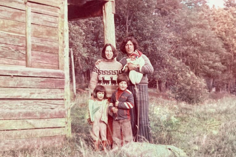 Cuqui Honik, su pareja Laura y sus hijos Naima, Inti y Yael en Golondrinas, en 1983 (Foto: Archivo familiar). Cuqui, Inti y su nieto Isaak en Villa Turismo, en 2025 (Foto: Alejandra Piovano)