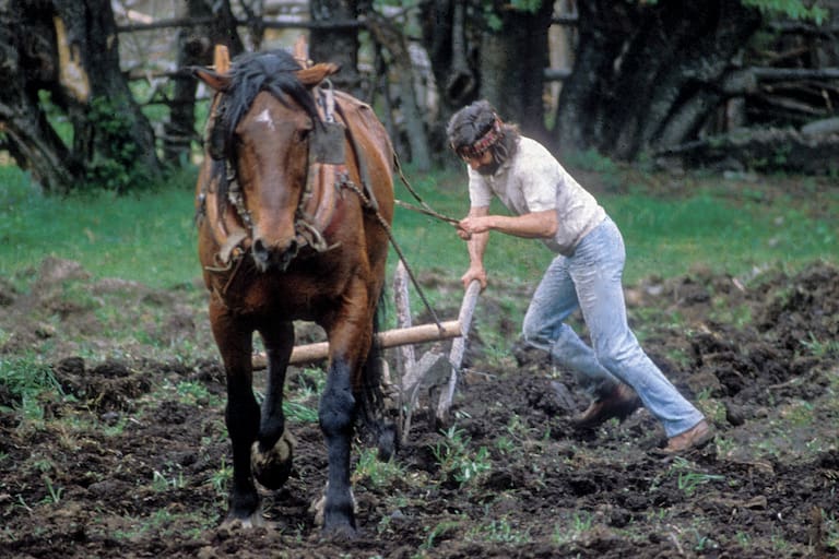 Eduardo Iuso en su chacra de Epuyén preparando la tierra para sembrar, en 1980 (Foto: Lucas Chiappe)