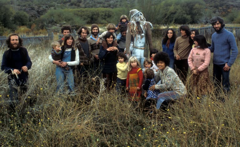 Cumpleaños de Dany Olivet, esposo de Raquel Sabatier, en 1978. El espantapájaros fue un regalo de Jillian Webb y Lucas Chiappe. De izquierda a derecha: Lucas Chiappe, Sophie Courtois y Touei en brazos, Francoise Deschamps (papá de Touei), Marco y Pato y su hijo Juan a caballito, Eduardo y Marcela con su hijo Demian, Dany y Raquel, Mario y Gaby (padres de Huenú) y un fotógrafo de Yugoslavia y su mujer que estaban de visita (Foto: Archivo familiar)
