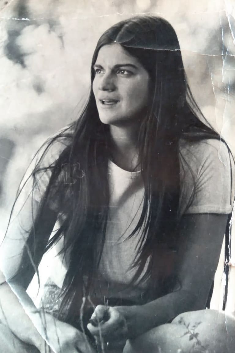 Raquel Sabatier en Epuyén en el verano de 1977 (Foto: Uberto Sagramoso). Raquel y su hija Carla Olivet en Epuyén, en 2025 (Foto: Alejandra Piovano)