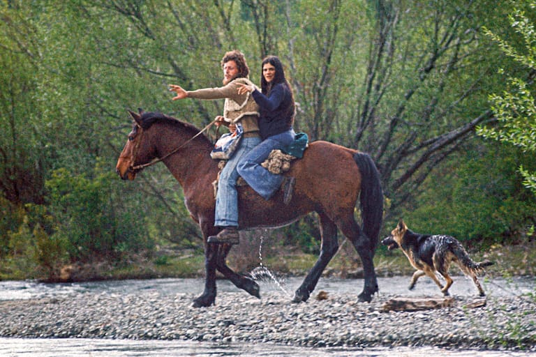Raquel Sabatier embarazada de su hijo Silvestre y su marido Dany Olivet cruzan el río a caballo para llegar a la casa de Lucas Chiappe en la primavera de 1977 (Foto: Lucas Chiappe)