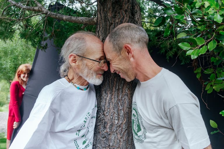 Lucas Chiappe y su hijo, Nahuel Chiappe, en Epuyén, en 2025. Lucas llegó a Epuyén en 1976 con su esposa, Jillian Webb, y su hija, Surya, luego de peregrinar por el mundo. Es periodista, fotógrafo y ambientalista. Coordina el Proyecto Lemú sobre bosques andino-patagónicos. (Foto: Alejandra Piovano)