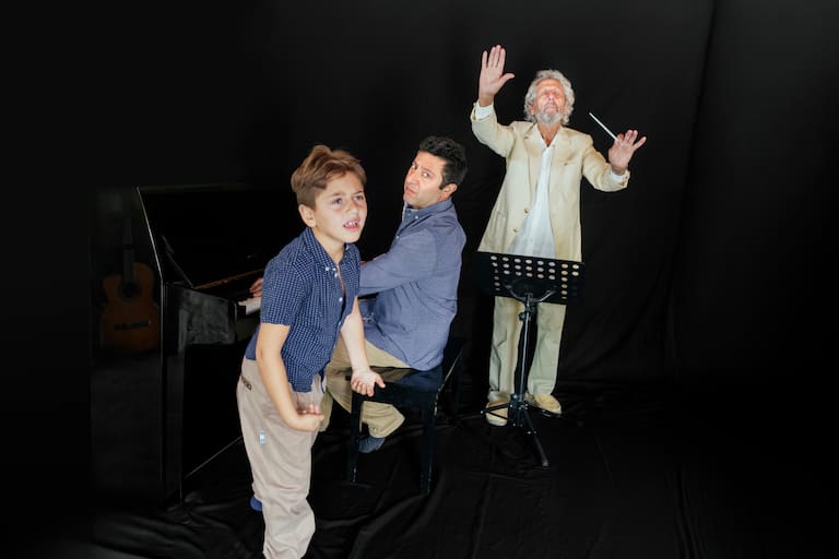 Cuqui Honik, su pareja Laura y sus hijos Naima, Inti y Yael en Golondrinas, en 1983 (Foto: Archivo familiar). Cuqui, Inti y su nieto Isaak en Villa Turismo, en 2025 (Foto: Alejandra Piovano)