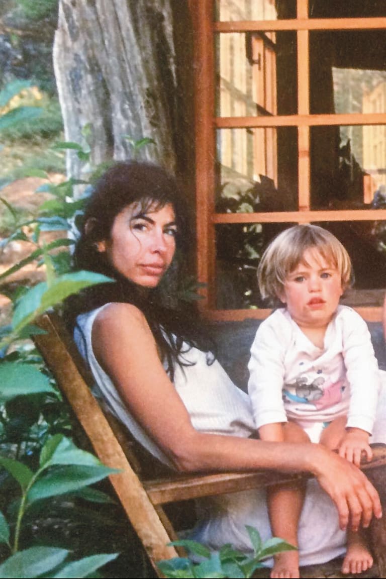Alejandra Piovano y su hija, Jade Sívori, en La Esperanza, un campo en la cordillera al que accedían a caballo, en 1993 (Foto: Iñaki Flores). Alejandra y Jade en 2025, en Epuyén (Foto: Alejandra Piovano)