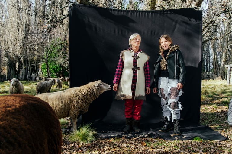 Sophie Courtois y Touei Deschamps en Epuyén, en 2025. Sophie nació en Francia, donde practicó esquí profesional. Después de viajar por el mundo llegó con su pareja a Epuyén, en 1977. Dio clases de esquí durante más de 20 años en el Cerro Catedral, además de enseñar francés. En 1987 adquirió la hostería El Refugio del Lago, donde tiene huerta y cría animales (Foto: Alejandra Piovano)