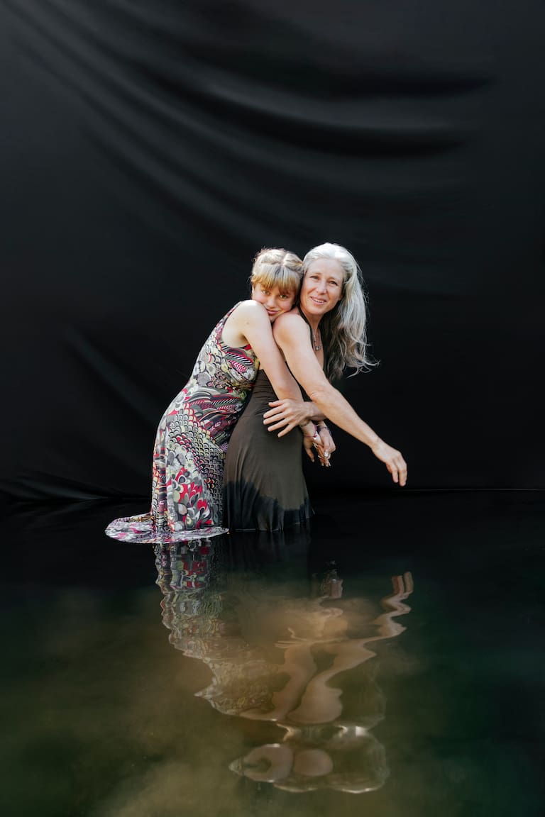 Jillian Webb y su hija Surya Chiappe en la chacra El Nagual en Epuyén, en 1976 (Foto: Lucas Chiappe). Surya y su hija Alaia Giovinazzi Chiappe, en la chacra El Nagual, en 2025 (Foto: Alejandra Piovano)