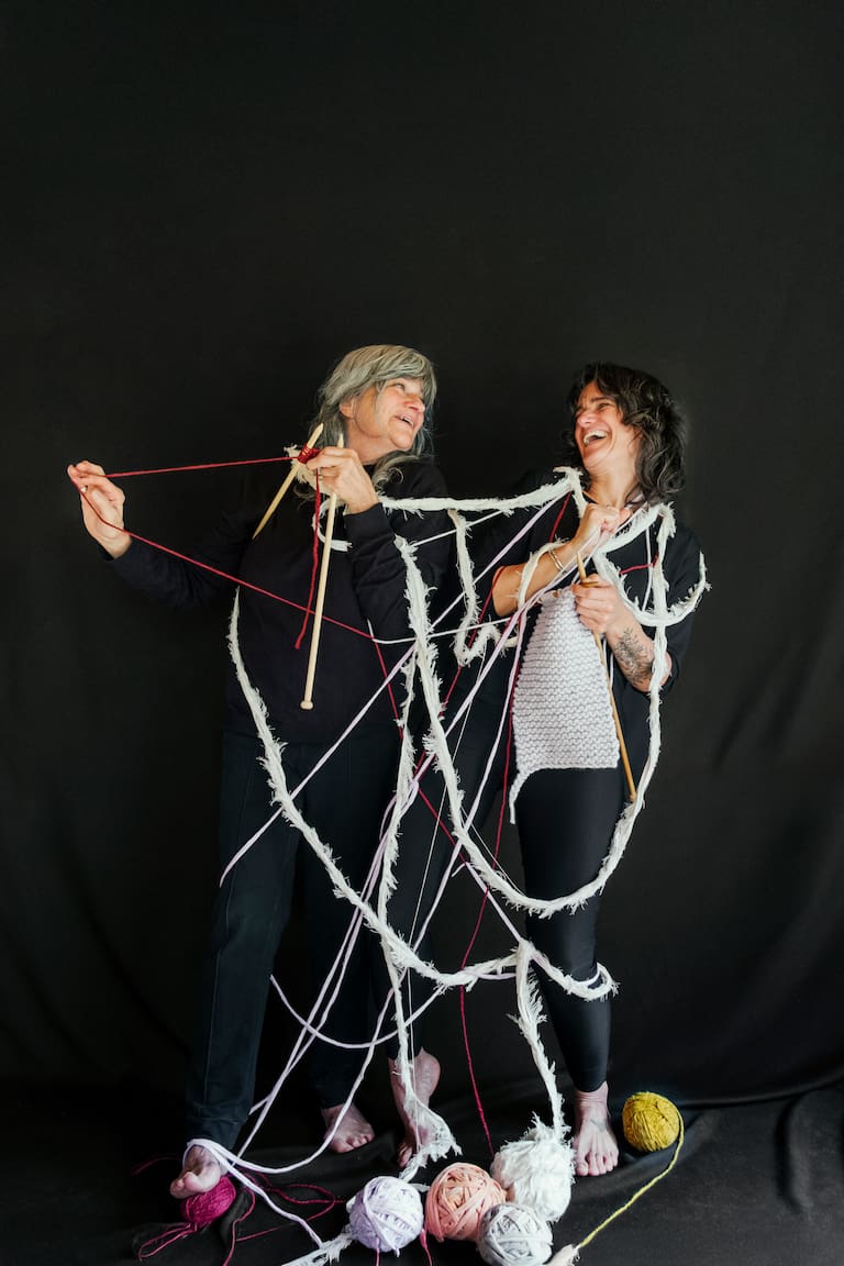 Raquel Sabatier en Epuyén en el verano de 1977 (Foto: Uberto Sagramoso). Raquel y su hija Carla Olivet en Epuyén, en 2025 (Foto: Alejandra Piovano)