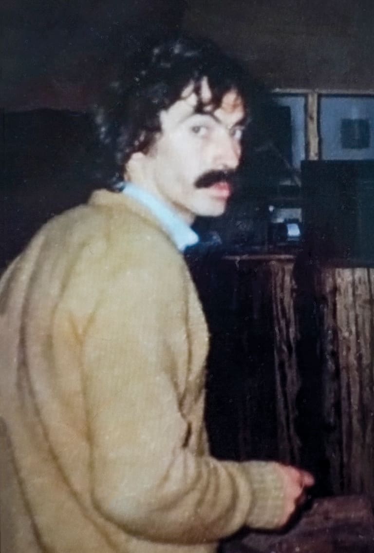 Friki Lichter en una imagen de 1982 en su casa de Golondrinas (Foto: Archivo familiar). Friki y su hijo Serafín Lichter en Golondrinas, en 2025 (Foto: Alejandra Piovano)