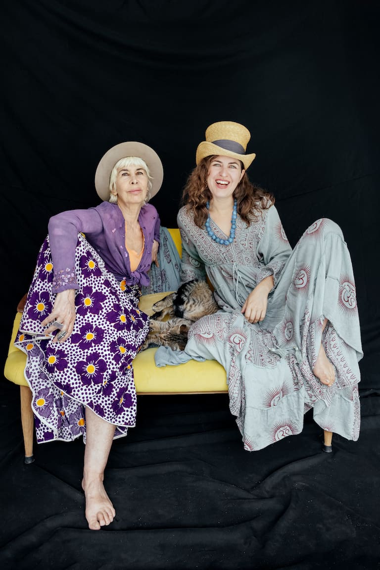 Alejandra Piovano y su hija, Jade Sívori, en La Esperanza, un campo en la cordillera al que accedían a caballo, en 1993 (Foto: Iñaki Flores). Alejandra y Jade en 2025, en Epuyén (Foto: Alejandra Piovano)
