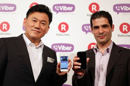 Hiroshi Mikitani, fundador de Rakuten, y Talmon Marco, creador de Viber, durante la conferencia de prensa