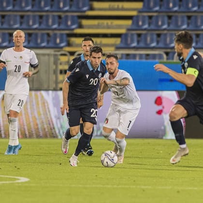 Hirsch domina la pelota ante el asedio de un jugador de la selección italiana
(Gentileza: Adolfo Hirsch)
