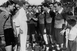 Hirschl, en Gimnasia. Fue el primer DT extranjero con un contrato en el fútbol argentino.