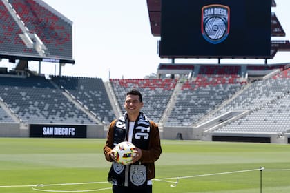 Hirving "Chucky" Lozano posa con la bufanda del San Diego FC al ser presentado por el club de la MLS