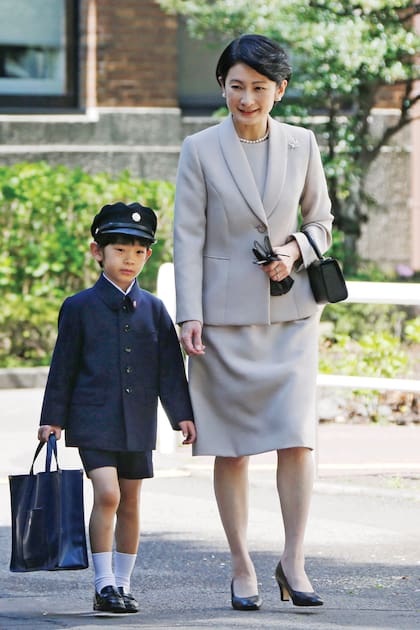 Hisahito con sus padres cuando empezó el primario en Ochanomizu University Elementary School, en Tokio, el 7 de abril de 2013.