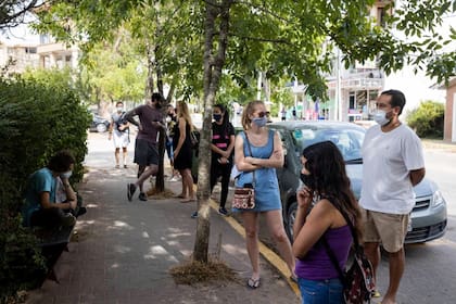 La fila para hacerse un hisopado en Pinamar