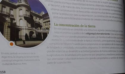 Manuales. En el libro "Geografía de la Argentina", se usan expresiones como "oligarquía neoliberal" y "modelo de crecimiento con inclusión"