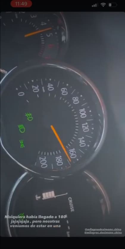 Historia de Instagram publicada por las mujeres en donde se observa cómo el velocímetro del automóvil llegó a los 180 km/h por las calles de Berisso
