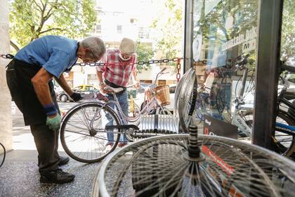 Historia de la bicicletería familiar de los Busato, en Chacarita