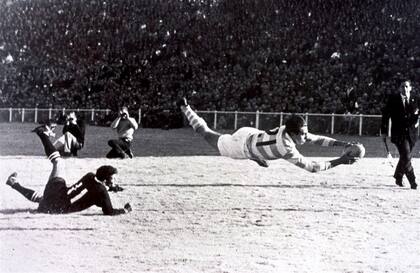 Historia pura en una imagen: la célebre palomita de Marcelo Pascual en el Ellis Park