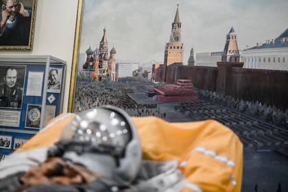 Historia reciente. En el museo del cosmódromo de Baikonur, un maniquí usado en pruebas de lanzamiento; detrás, una pintura de Moscú