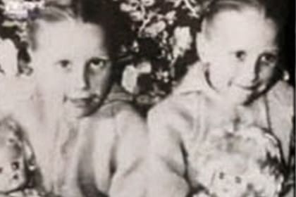 Las gemelas Pollock pidieron las muñecas de sus difuntas hermanas y, sin saberlo, las bautizaron como ya lo habían hecho ellas: Mary y Susan
