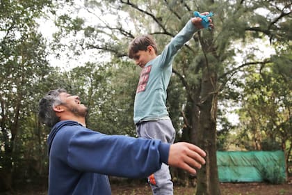 Héctor recuerda el primer día que vio a Miguel: "Era tímido, tan chiquito" y no puede creer lo grande y bien que está hoy su hijo