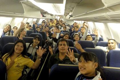 Historias mínimas a bordo: la emoción de volar por primera vez que contagió a chicos de la villa Carlos Gardel