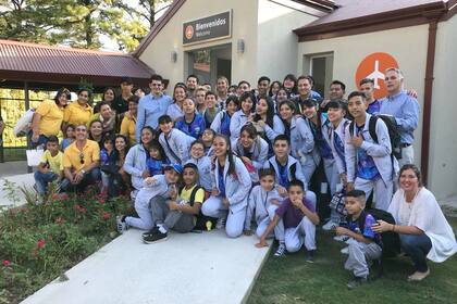 Historias mínimas a bordo: la emoción de volar por primera vez que contagió a chicos de la villa Carlos Gardel