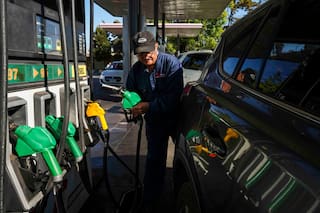 Histórica alza de combustibles sacude Chile y desploma la aprobación de Kast en su primer mes