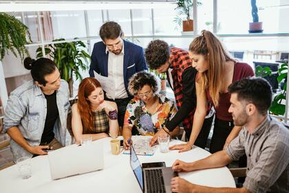 Históricamente, los negocios latinos enfrentaron dificultades para obtener financiamiento, un factor que Wells Fargo está buscando revertir a través de programas de préstamos dedicados y eventos de formación (Foto Canva)