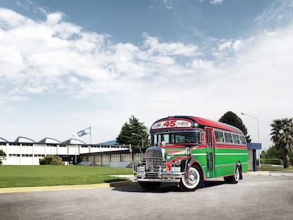 Histórico colectivo de Mercedes-Benz. Los chasis de los nuevos modelos de buses se producen hoy en el Centro Industrial Juan Manuel Fangio.
