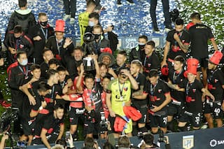 Conmovedor. Colón goleó a Racing 3-0 y es el campeón de la Copa de la Liga