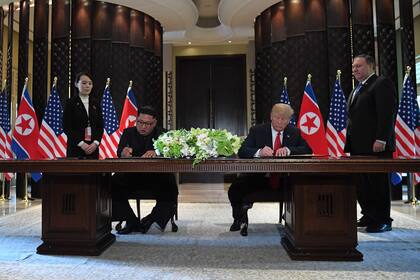  Luego de la reunión que tuvieron y el encuentro en el que, también, participaron representantes de sus delegaciones, Trump y Kim firmaron un acuerdo