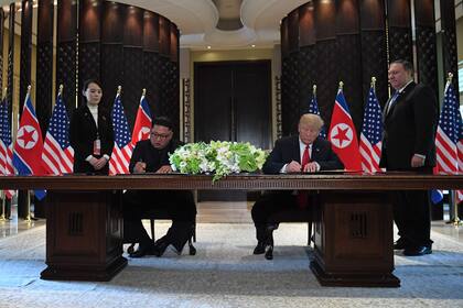 Luego de la reunión que tuvieron y el encuentro en el que, también, participaron representantes de sus delegaciones, Trump y Kim firmaron un acuerdo