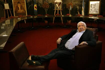 Histórico referente de los Gordos, defiende su relación con Menem y su adhesión actual, con matices, al kirchnerismo; mitos y secretos de un poderoso