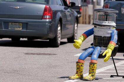 HitchBOT era un experimento social, un robot que hacía dedo para que lo llevaran por todo el mundo