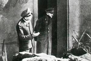 Hitler en la puerta de acceso a su búnker en Berlín, en 1945, junto a su asistente, Julius Schaub; sería una de las últimas fotos que le tomaron con vida