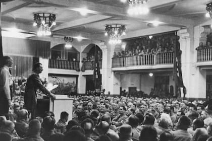 Hitler irrumpió un mitin político que se celebraba en la Bürgerbräukeller y habló a los asistentes sobre la "revolución social" que le devolvería a Alemania la gloria que había perdido tras la Primera Guerra Mundial
