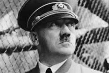 Hitler lidera las fuerzas armadas alemanas