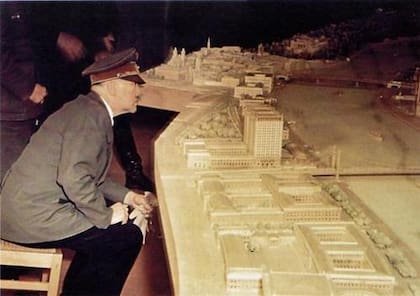 Hitler observa una de las maquetas del proyecto