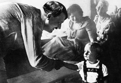 Hitler saluda a un niño en los Alpes de Baviera, en una típica imagen destinada a robustecer la imagen del Führer