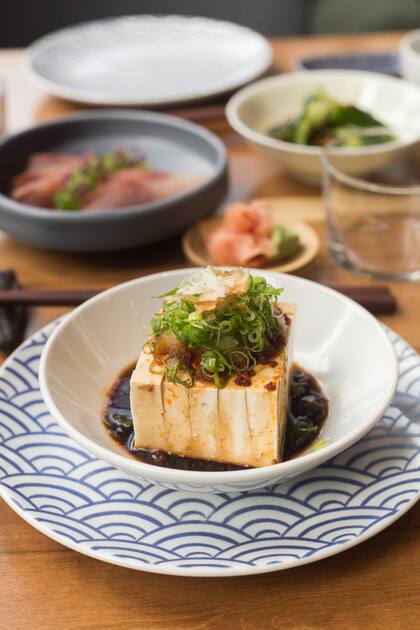 Hiyayakko tofu frío, oroshi de nabo y verdeo.