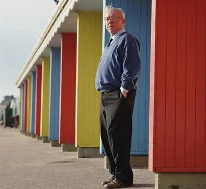 Hizo contribuciones cruciales a la cosmología, mientras escribía novelas y escalaba 280 picos en Escocia, pero también se aventuró a territorios menos ortodoxos, hablando de enfermedades provenientes del espacio y de panspermia (su propuesta de que el polvo espacial interestelar está compuesto en gran parte de bacterias)