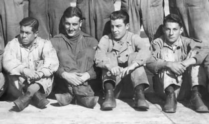 Hizo el servicio militar en la Fuerza Aérea, fue destinado a Córdoba. Aquí, en El Palomar, Arlt es el último de la derecha.