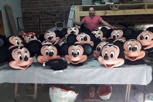 Un argentino. Hizo la máscara de Mickey "más fea del mundo" y es furor en ventas